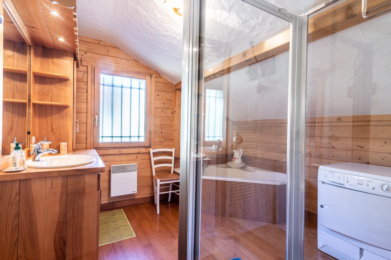 Grande salle de bains avec douche et baignoire