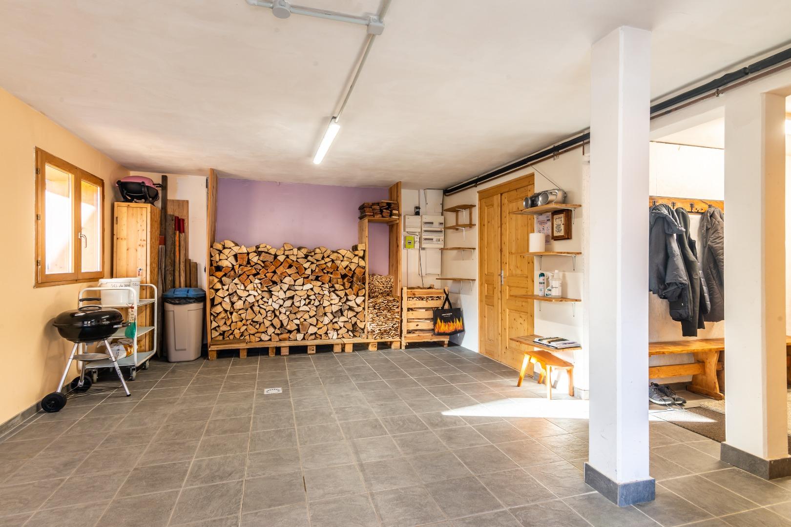 Garage voiture avec le bois pour la cheminée