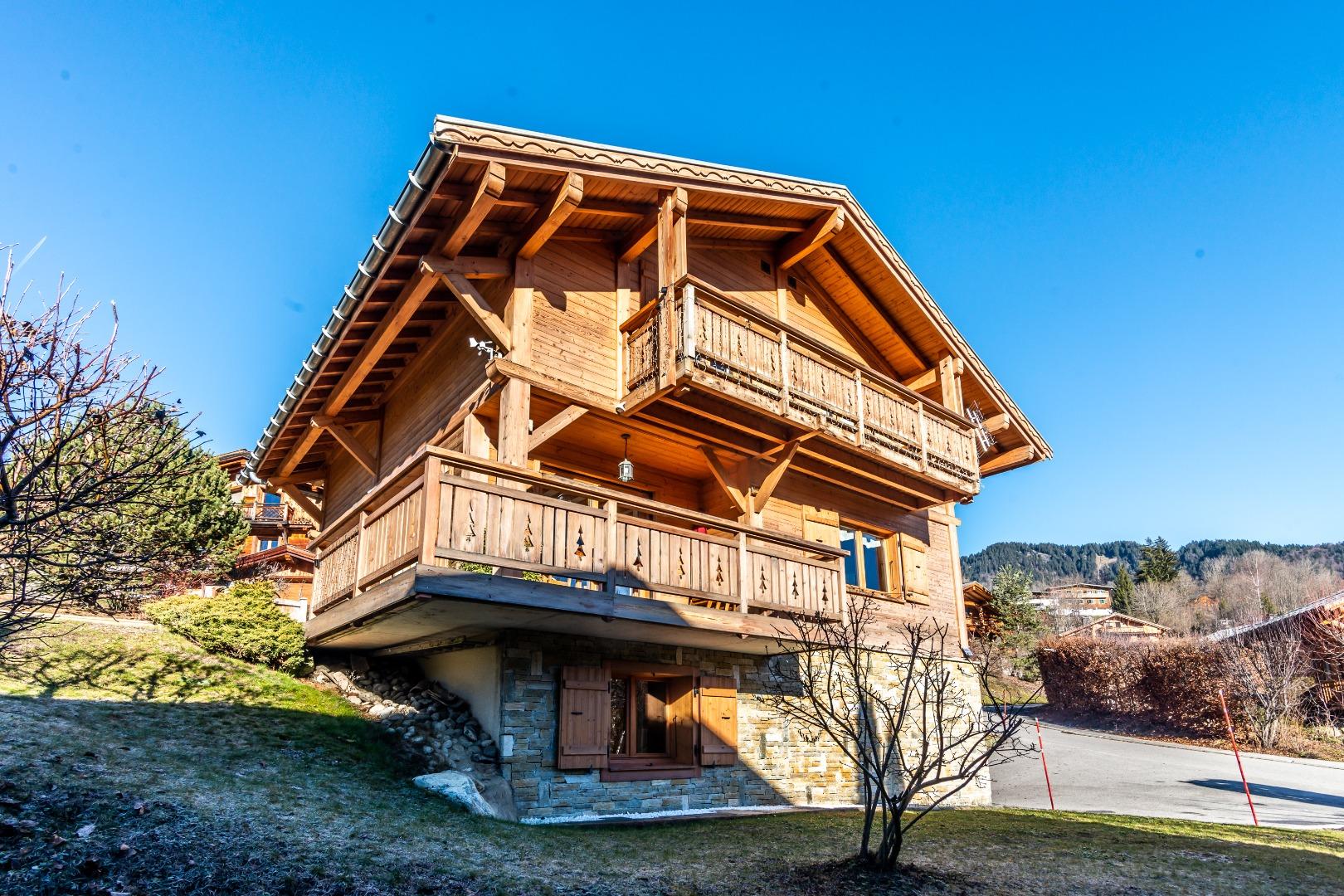 vue coté sud de l'ensemble du chalet