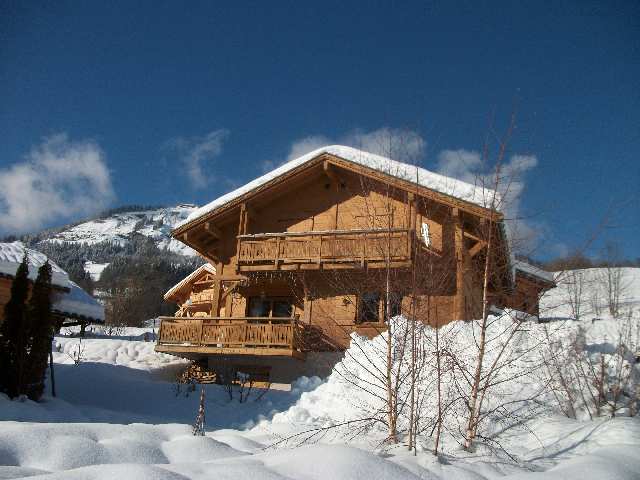 CHALET sous la neige